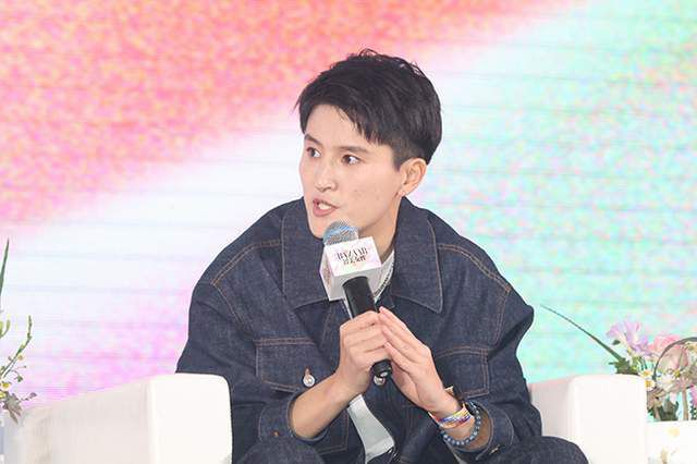 这时候，柳照晨的哥哥紧张的说：你看这些大车，他们只把咱们围住，但是又没有一个人下来说句话，完全搞不懂他们要干什么。